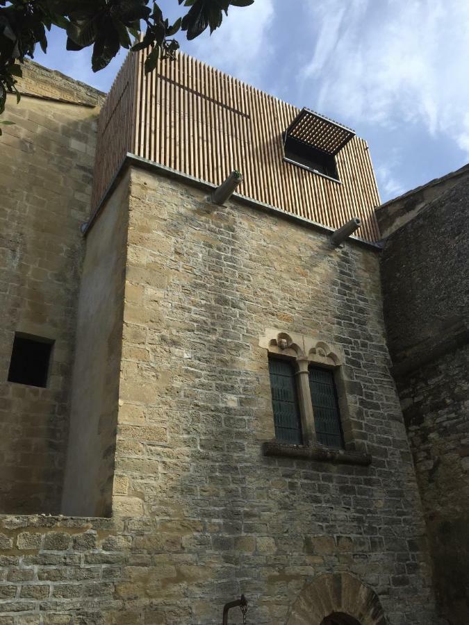 Tour Sarrazine De Montaren Acomodação com café da manhã Exterior foto